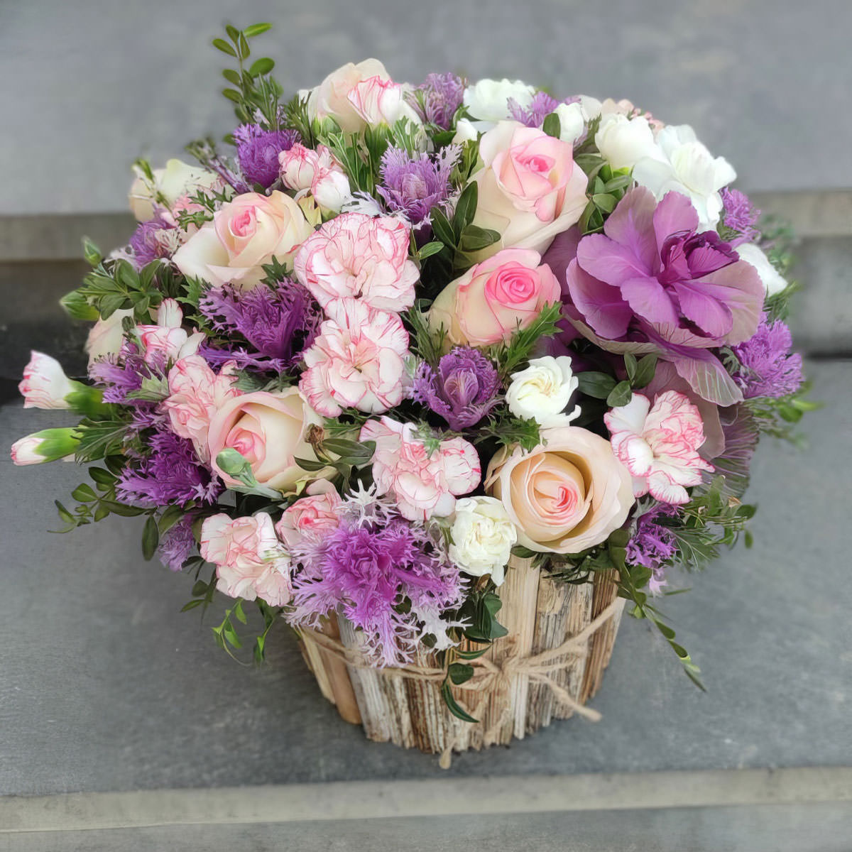 Корзина с цветами «Теплое прикосновение»